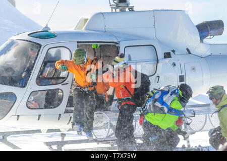 Freerider Ankunft am Gipfel des Monte Rosa Gletscher mit einem Hubschrauber Stockfoto