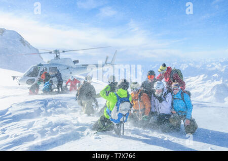 Freerider Ankunft am Gipfel des Monte Rosa Gletscher mit einem Hubschrauber Stockfoto