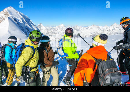 Eine Gruppe von freeskier vor dem Matterhorn und Dufour Spitze posing Stockfoto