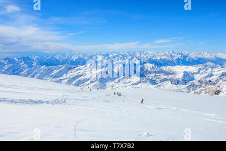 Eine Gruppe von Freerider Skifahren auf dem großen Gletscher von Monte Rosa mit fantastischem Blick auf die Alpen Stockfoto