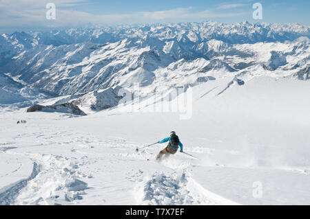 Sportliche junge Frau Skifahren auf dem Gletscher des Monte Rosa Stockfoto