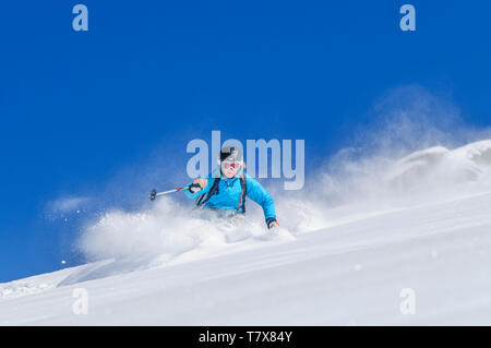 Sportliche junge Frau Skifahren auf dem Gletscher des Monte Rosa Stockfoto