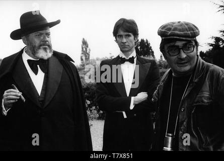 Orson Welles Anthony Perkins Regisseur Claude Chabrol ZEHN TAGE WUNDER/LA JAHRZEHNT PRODIGIEUSE 1971 am Standort einstellen candid Dreharbeiten Artedis/Les films de La Boetie/Euro International Film (EIA)/Parafrance Filme Stockfoto