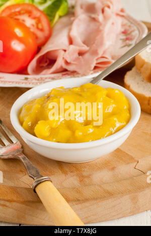 Piccalilli Relish gehackte eingelegte Gemüse mit Senf und Kurkuma gewürzt Stockfoto