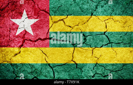 Republik Togo Flagge auf trockener Erde Boden Textur Hintergrund Stockfoto