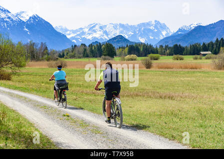 Auf der Straße mit den e-bikes im Loisachtal in der Nähe von Eschenlohe in Oberbayern Stockfoto