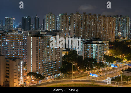 Nacht Blick auf High Rise Apartments in Hong Kong, China. Stockfoto