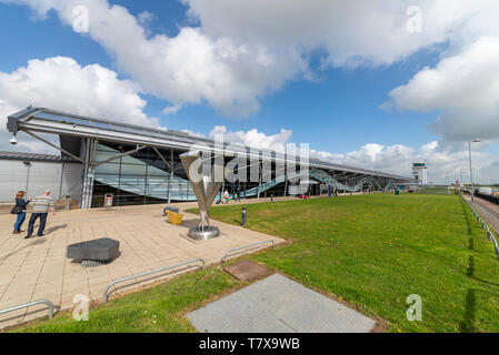 London Southend Airport Terminal Gebäude, Southend on SEA, Essex, Großbritannien. Personen, Passagiere und Flugsicherungsturm. Gedenkstätte Stockfoto