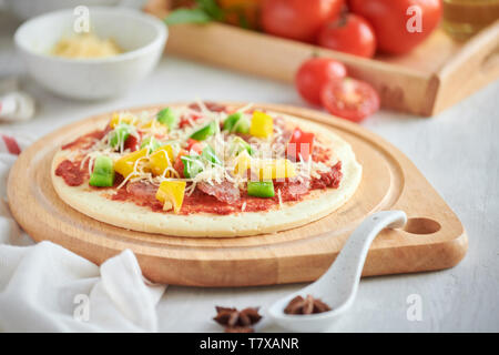 Pizza Art. Der Prozeß des Bildens pizza Stockfoto