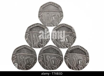 6 British 20 Cent Münzen auf weißem Hintergrund Stockfoto