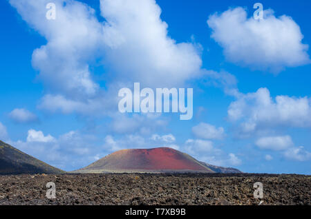 Landschaft der Vulkane und erstarrte Lava im Timanfaya Nationalpark auf Lanzarote Stockfoto