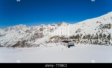 Vahdat district Blick aus dem Flugzeug auf die Berge in Taschkent, China und Kirgisien, bedeckt mit Schnee Stockfoto