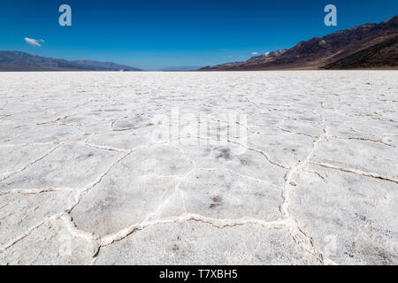 Landschaft, Badwater Basin, Death Valley National Park, Kalifornien, USA. Muster auf, die sich auf der Salzkruste *** Local Caption *** Stockfoto