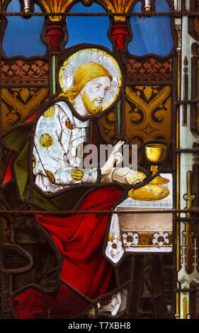 Christus Brechen des Brotes in Emmaus Glasfenster, Kirche des hl. Andreas, Little Glemham, Suffolk, England, Großbritannien Stockfoto