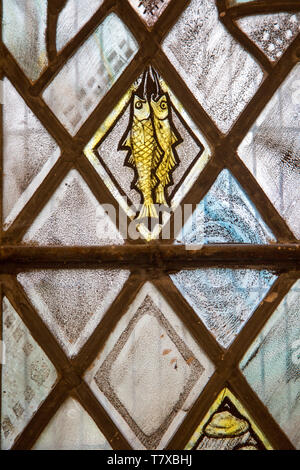 Kirche des hl. Andreas, Little Glemham, Detail der Glasfenster zwei Fische von Margaret Edith Aldrich Seil 1929 Stockfoto