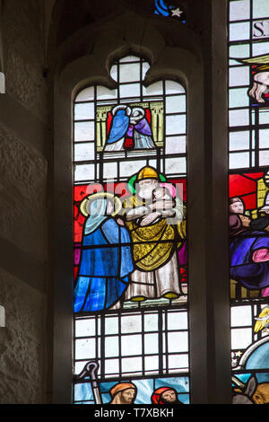 Präsentation von Baby Jesus zu Simeon im Tempel, Glasfenster von Margaret Edith Aldrich Seil (1891-1988), Kirche der Heiligen Margarete, Leisto Stockfoto