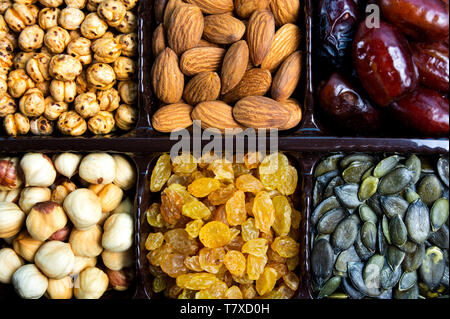 Verschiedene Nüsse und getrocknete Früchte arrangiert, Ansicht von oben Stockfoto