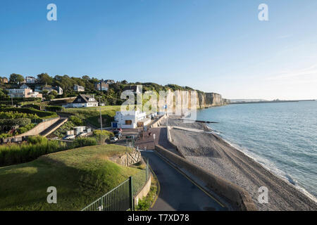 Neuville-les-Dieppe, im Pays de Caux, entlang der ÒCote Albaster dÕAlbatreÓ (Küste). Strand und Klippen PuysÓ Òplage de *** Local Caption *** Stockfoto