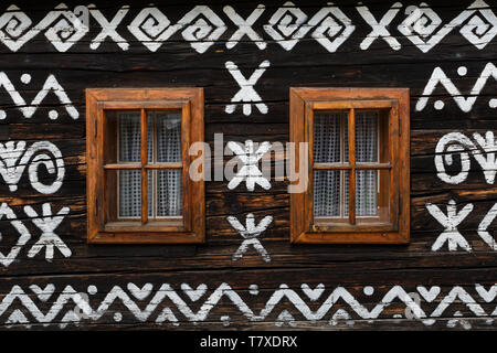 Windows eines traditionellen Log Cabin in Zilina, Slowakei. Stockfoto