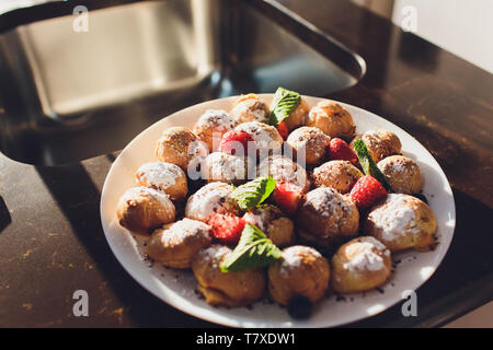 Auswahl von dekorativen Desserts auf einem Buffet auf ein gebotenes Luxus Veranstaltung oder Feier Stockfoto