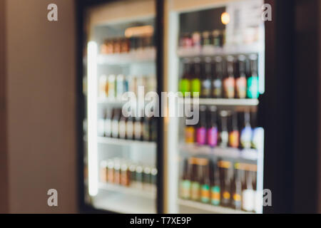 Hintergrund verschwommen Defokussierten Biere sind Kühlung im Kühl- oder Gefrierschrank oder Kühlschrank Regal. Defokussierten Blurry Nachtleben, Night Club, Bar, Pub, Speichern oder G Stockfoto