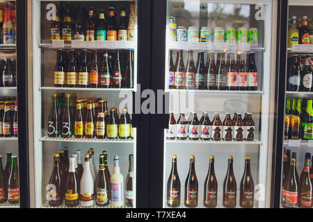 UFA, RUSSLAND 5, 2018: Die verschiedenen Flaschen des Handwerks und Microbrew, IPA, heimische und importierte Biere aus der ganzen Welt auf dem Regal im Supermarkt coole Stockfoto