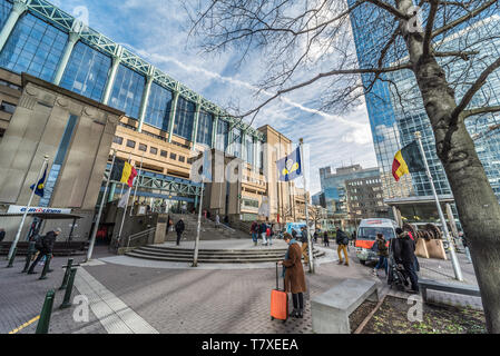 Brüssel, Belgien - 03 10 2019: Die Bolivar Square und das Communication Center North CCN mit Menschen zu Fuß zu den Brüsseler Nordbahnhof Stockfoto