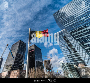 Brüssel, Belgien - 03 10 2019: moderne Wolkenkratzer aus Glas und Stahl der Kleinen Manhattan Finanz- und Geschäftsviertel mit einer belgischen Flagge Stockfoto
