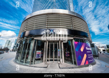 Brüssel, Belgien - 03 10 2019 - Runde Eingang zu einem Ladengeschäft und der Hauptsitz der zeitgenössischen Proximus Gebäude Stockfoto