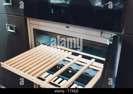 Speichern von Flaschen Wein in einem Kühlschrank. Alkoholische Karte im Restaurant. Kühlung und die Erhaltung der Wein Stockfoto