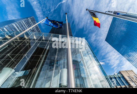 Brüssel, Belgien - 03 10 2019: moderne Wolkenkratzer aus Glas und Stahl der Kleinen Manhattan Business Bezirk mit einem belgischen und europäischen Flagge Stockfoto