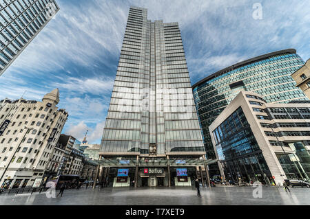 Brüssel, Belgien - 03 10 2019: Die Rogier Square mit dem Belfius Bank und Versicherung Turm, ein paar Hotels und die Institutionen der Europäischen Union Stockfoto