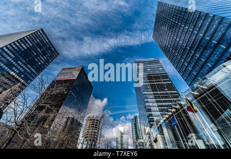 Brüssel, Belgien - 03 10 2019: moderne Wolkenkratzer aus Glas und Stahl der Kleinen Manhattan Finanz- und Geschäftsviertel Stockfoto