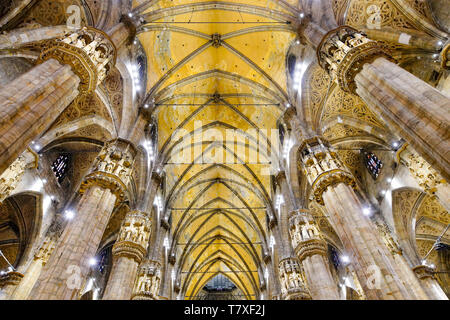 Geringer Betrachtungswinkel von hauptschiff in der Mailänder Dom (Duomo di Milano), Italien. Stockfoto