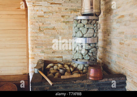 Innenraum der traditionellen finnischen Sauna mit Steinen auf dem Herd und Holzwände, drinnen close-up Stockfoto