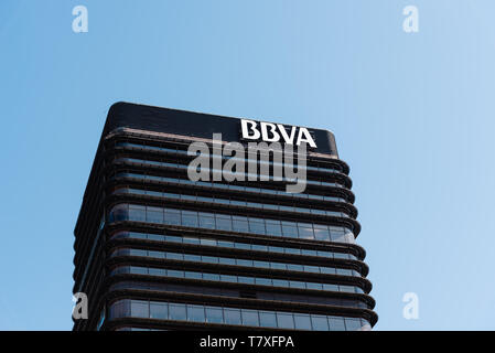 Madrid, Spanien - 1. Mai 2019: Low Angle View der moderne Wolkenkratzer im Geschäftsviertel Azca gegen den blauen Himmel. BBVA Turm, entworfen vom Architekten Oiza Stockfoto