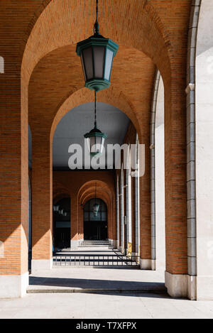 Madrid, Spanien - 1. Mai 2019: "Nuevos Ministerios" ist ein von der Regierung Komplex im Zentrum von Madrid. Das ursprüngliche Projekt wurde vom Architekten Secundino Zu konzipiert Stockfoto