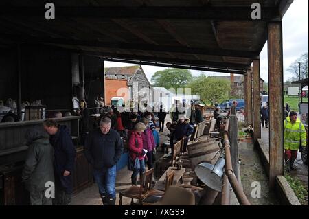 Menschen Prüfung alte Möbel und alte Bauernhof auf einem Bauernhof Verkauf von Oldtimer Landmaschinen und Effekte am oberen Venn Farm, Herefordshire 27/4/19. Stockfoto