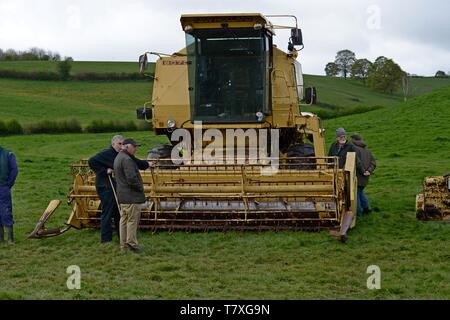 Menschen die Prüfung ein Mähdrescher auf einem Bauernhof Auktion, Obere Venn Farm, Herefordshire Stockfoto