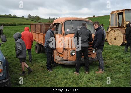 Ein commer Karrier vintave Pick up Lkw auf einem Bauernhof Verkauf, Herefordshire Stockfoto