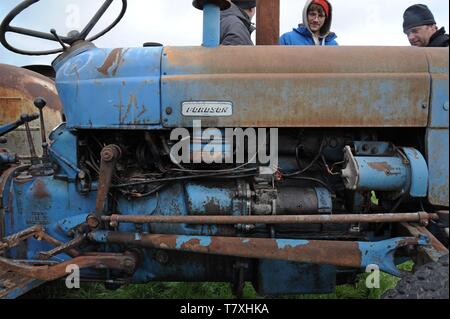 Menschen Prüfung Traktoren und Oldtimer Landmaschinen zum Verkauf auf einem Bauernhof Auktion, Obere Venn Farm, Herefordshire Stockfoto