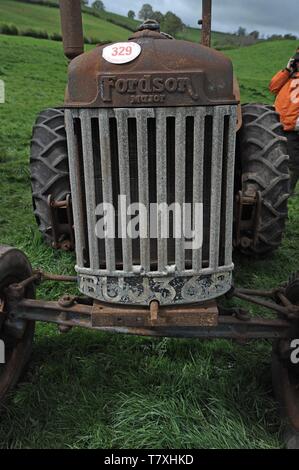 Vintage Fordson Traktoren zum Verkauf auf einem Bauernhof Auktion, Obere Venn Farm, Herefordshire Stockfoto
