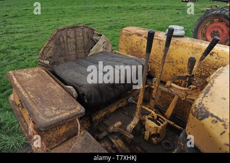 Pflanze, Traktoren und Oldtimer Landmaschinen zum Verkauf auf einem Bauernhof Auktion, Obere Venn Farm, Herefordshire Stockfoto