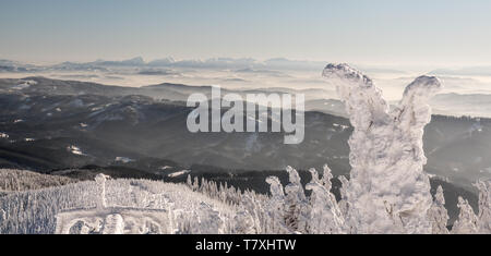 Blick auf Krivanska Mala Fatra Gebirge in der Slowakei von Lysa hora Hügel in Moravskoslezske Beskiden in der Tschechischen Republik während Einfrieren win Stockfoto