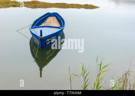 Isolierte lagunar Angeln Boote in der Nähe der Strand von Bom Successo, Lagoa de Óbidos, Portugal. Foto vom Strand von Yachten in Ruhe reflektiert genommen Stockfoto