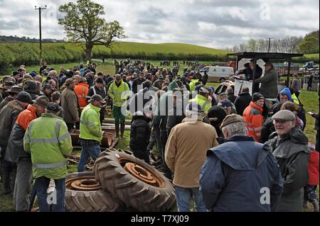 Ein Auktionshaus verkauft Lose auf einem Bauernhof Verkauf von Oldtimer Landmaschinen und Effekte am oberen Venn Farm, Herefordshire 27/4/19. Stockfoto