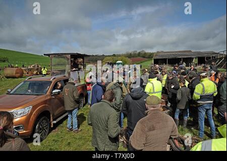 Ein Auktionshaus verkauft Lose auf einem Bauernhof Verkauf von Oldtimer Landmaschinen und Effekte am oberen Venn Farm, Herefordshire 27/4/19. Stockfoto