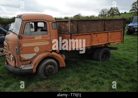 Ein commer Karrier vintave Pick up Lkw auf einem Bauernhof Verkauf, Herefordshire Stockfoto