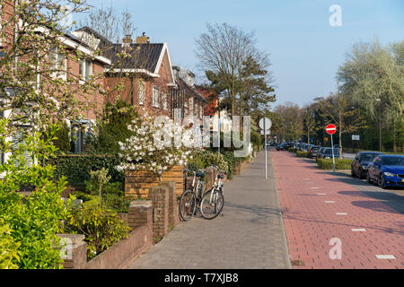 Niederlande, Nordholland, Beverwijk, 08. April 2019: schönen Straße mit privaten Häusern. Stockfoto