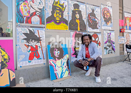 Posiertes Porträt eines Straßenkünstlers, der auf U-Bahn-Karten malt. In Greenwich Village, Manhattan, New York City. Stockfoto